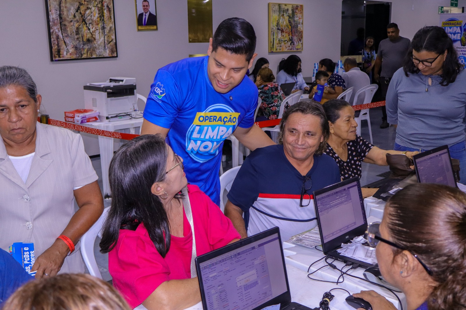 Imagem mostra o Deputado Estadual Mário César Filho conversando com cidadãos presentes no dia da Operação Limpa Nome - Operação Limpa Nome do Deputado Mário César Filho Atende Mil Famílias