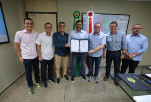 Imagem mostra comissão encabeçada pelo Presidente da Aleam, Roberto Cidade e o Governador Wilson Lima aprovando as obras em Manicoré e Carauari - Obras em Manicoré e Carauari Avançam com Recursos da Aleam