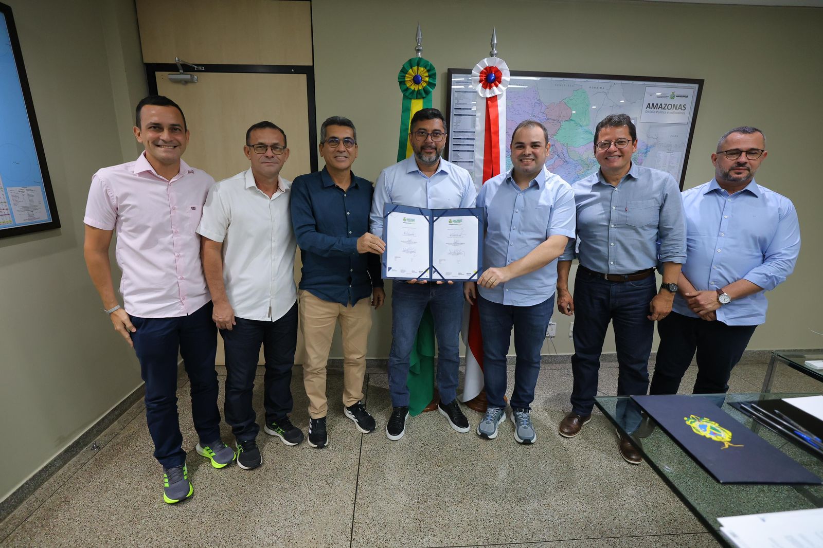 Imagem mostra comissão encabeçada pelo Presidente da Aleam, Roberto Cidade e o Governador Wilson Lima aprovando as obras em Manicoré e Carauari - Obras em Manicoré e Carauari Avançam com Recursos da Aleam