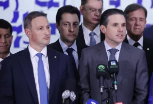 Imagem mostra Derrite e Hugo Motta - PL Antifacção Será Votado na Câmara com Alterações Após Recuo de Relator
