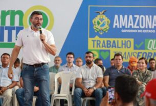 Imagem mostra Governador Wilson Lima falando ao público durante o evento Governo Presente - Governo Presente Atende 7,6 Mil Pessoas na Zona Leste de Manaus