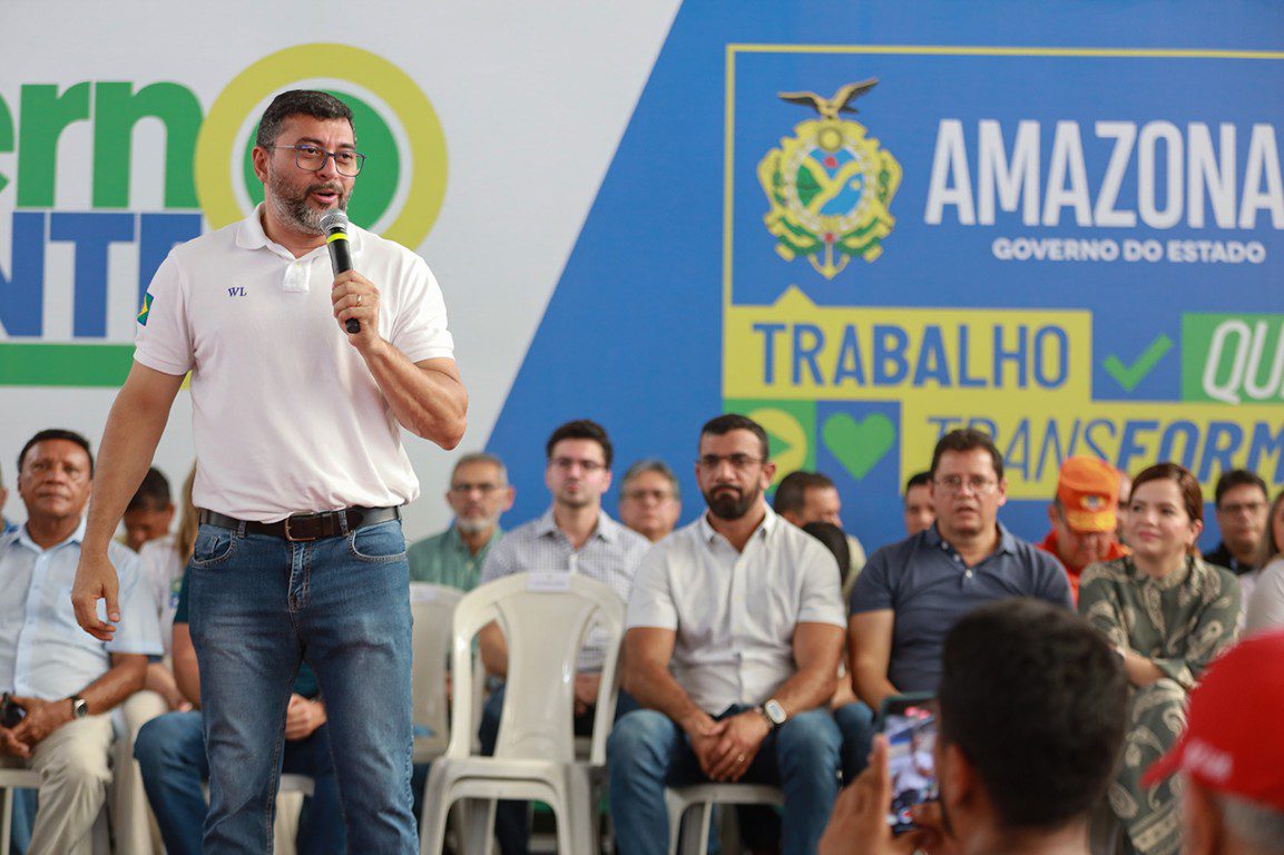 Imagem mostra Governador Wilson Lima falando ao público durante o evento Governo Presente - Governo Presente Atende 7,6 Mil Pessoas na Zona Leste de Manaus