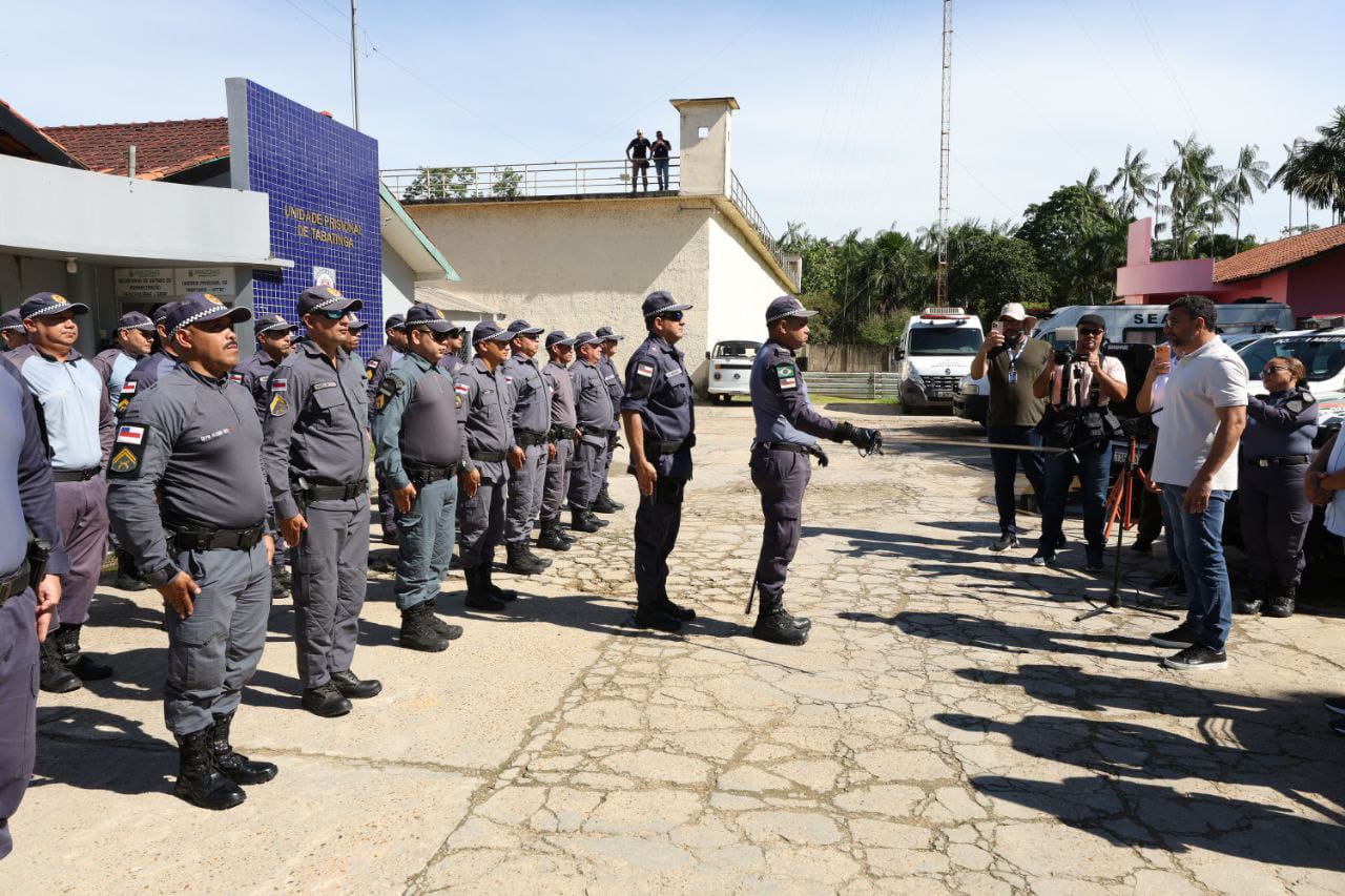 Imagem mostra Governador Wilson Lima com as forças policiais em Tabatinga, onde entregou novas viaturas - Novas Viaturas em Tabatinga Reforçam Segurança na Fronteira