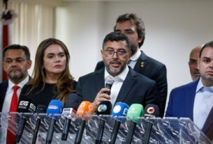 Imagem mostra Governador Wilson Lima falando em comitiva para servidores da Aleam - Servidores Públicos Estaduais do AM Recebem Pacote de Benefícios