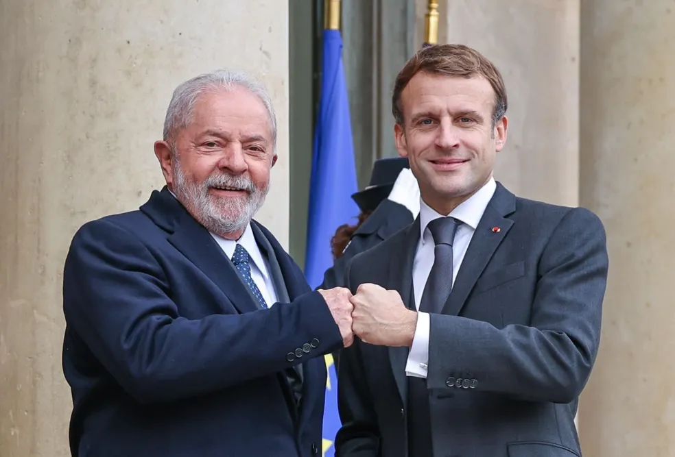 Imagem mostra os Presidentes da França, Emmanuel Macron e do Brasil Luiz Inácio Lula da Silva de mãos dadas e erguidas sobre a cabeça - Combate ao Garimpo: Brasil e França Firmam Acordo na COP-30
